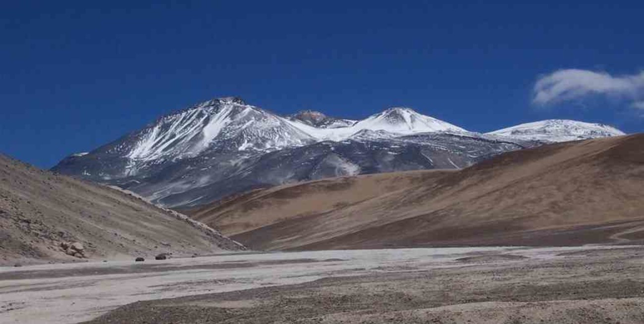 Intensa búsqueda de dos montañistas franceses en el "Nevado Ojos del Salado" de Catamarca
