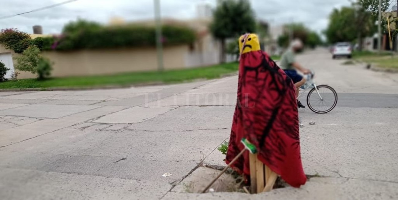 Vecinos de barrio Ciudadela armaron un muñeco para alertar sobre un enorme bache