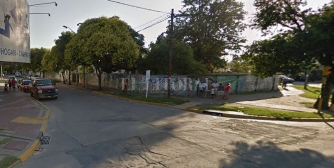 Balearon a un joven en una cancha de fútbol 5