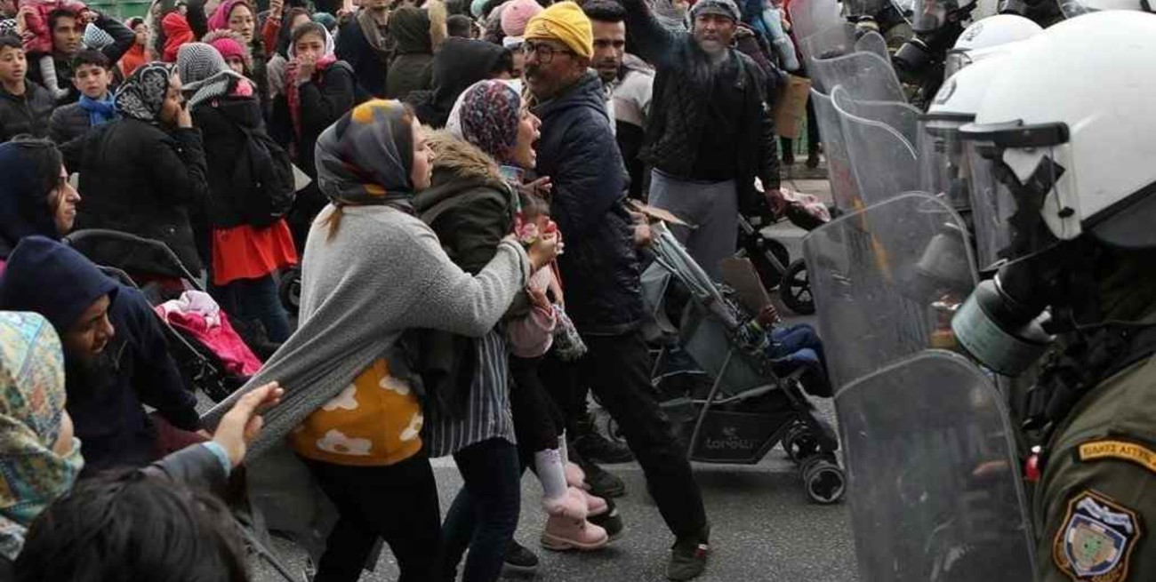 Migrantes exigen salir de Grecia tras el incendio de campamento de refugiados  