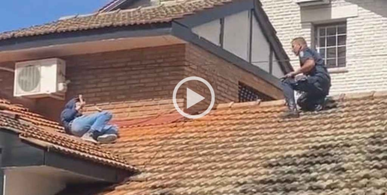 Video: volvió de una fiesta, se durmió en el techo de la casa de un amigo y lo despertó la policía