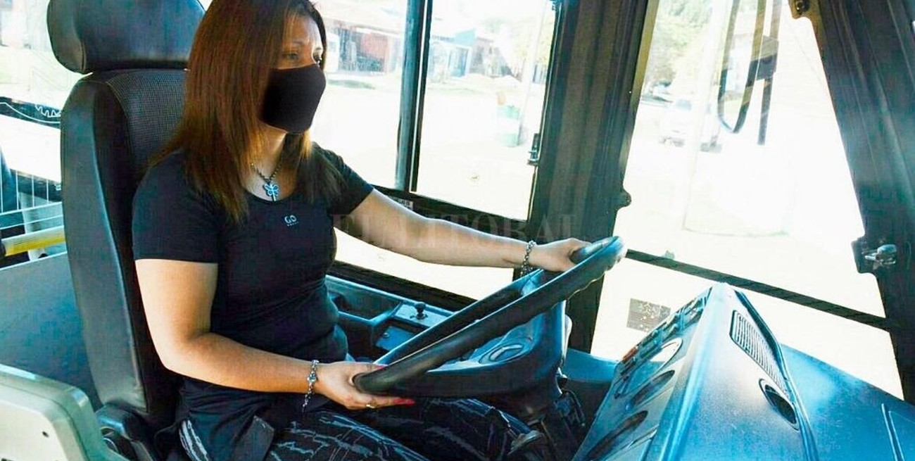 Mujeres podrán inscribirse en registro para conducir micros y no pagarán la licencia