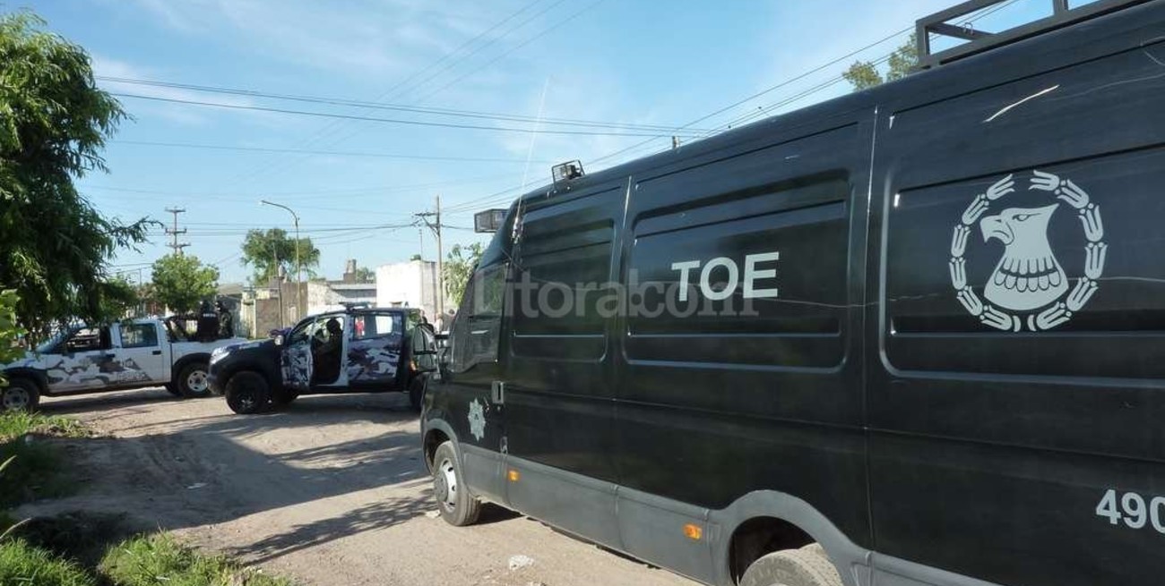 Allanan dependencias policiales por la causa de los Monos 