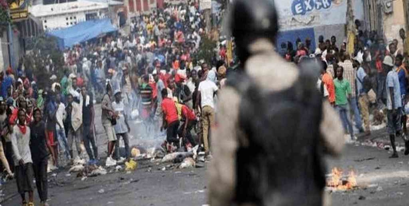 Al menos un muerto y un herido en una protesta multitudinaria en Haití
