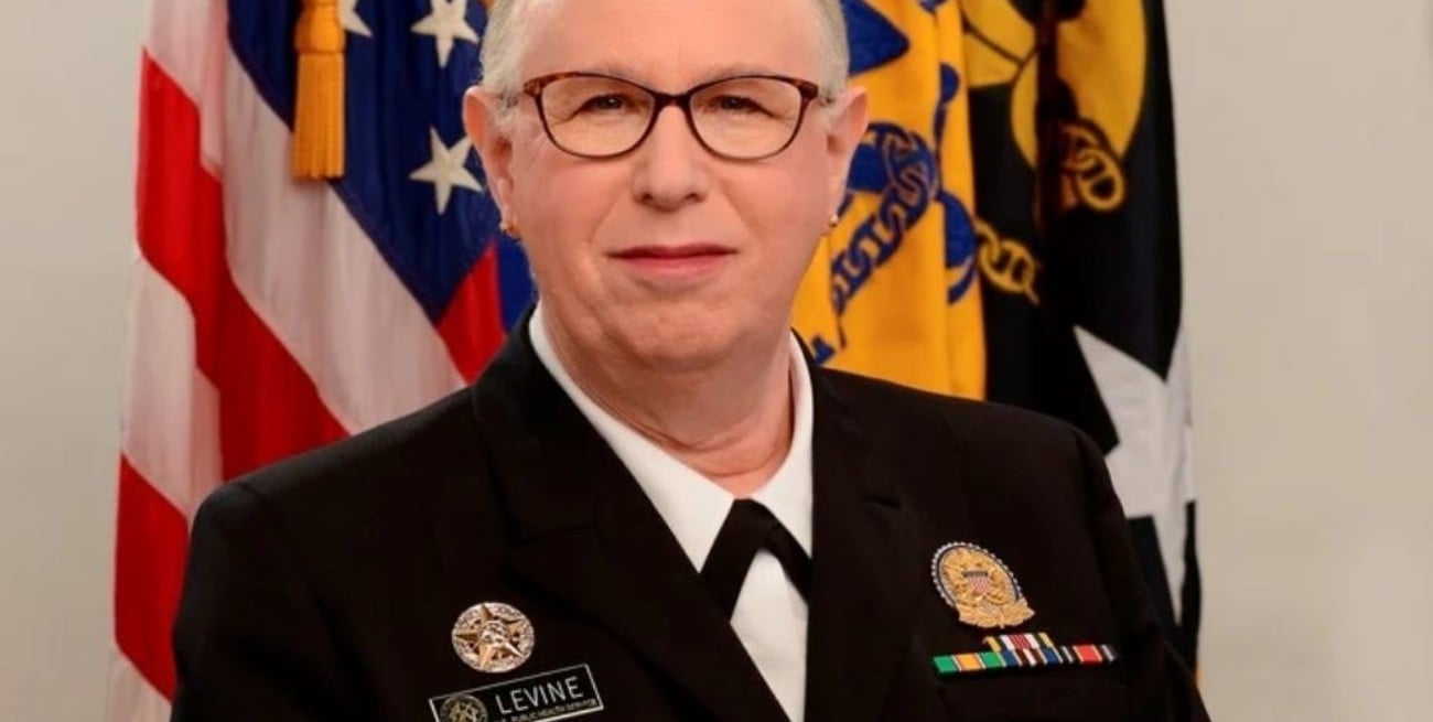 Rachel Levine jura como la primera almirante transgénero en la historia de Estados Unidos