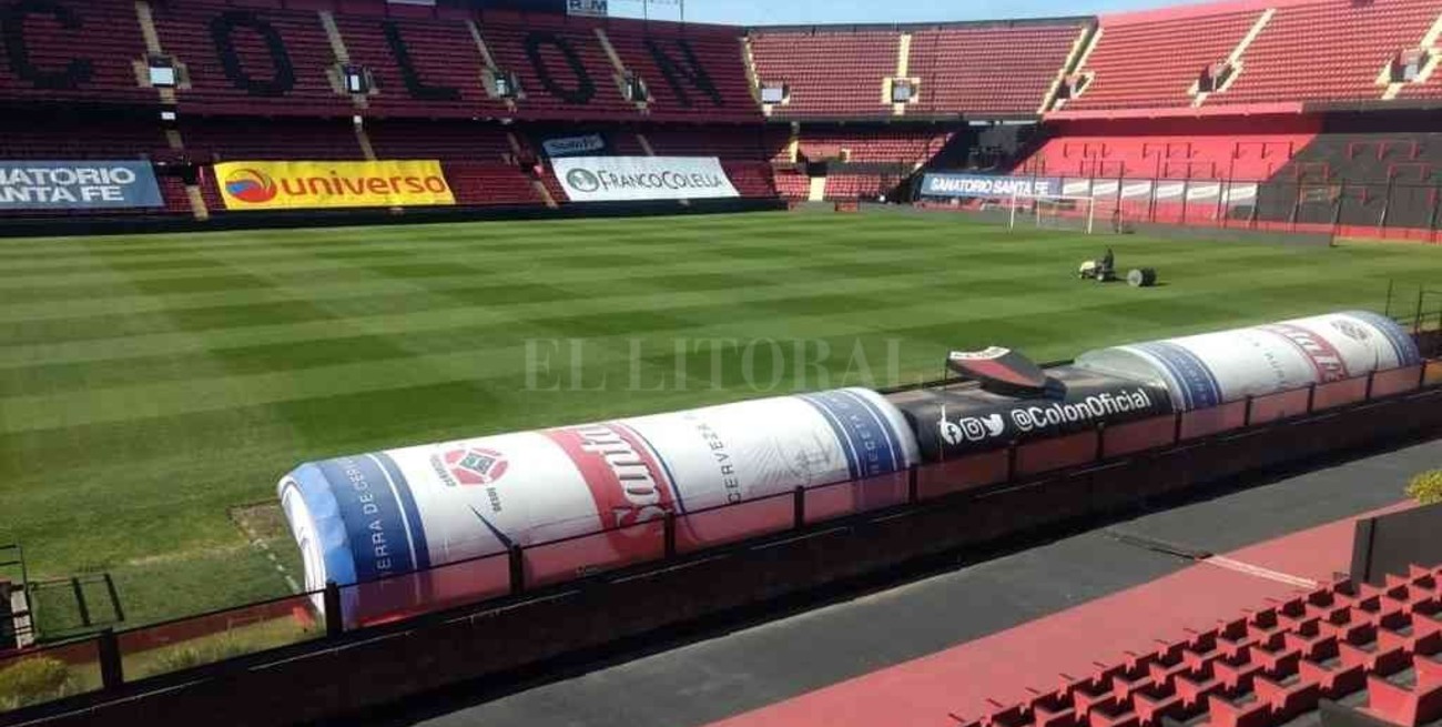 El césped de Colón: de amarillo "quemado" a verde en 15 días