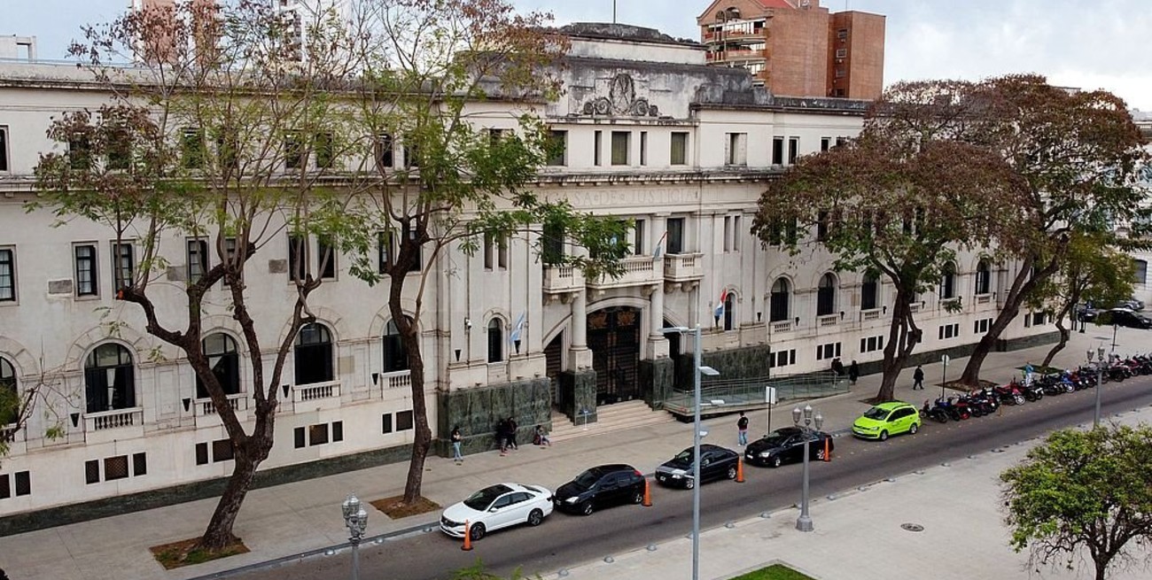 Denuncias cruzadas, un crimen y seis casas incendiadas con bombas molotov en Santa Fe