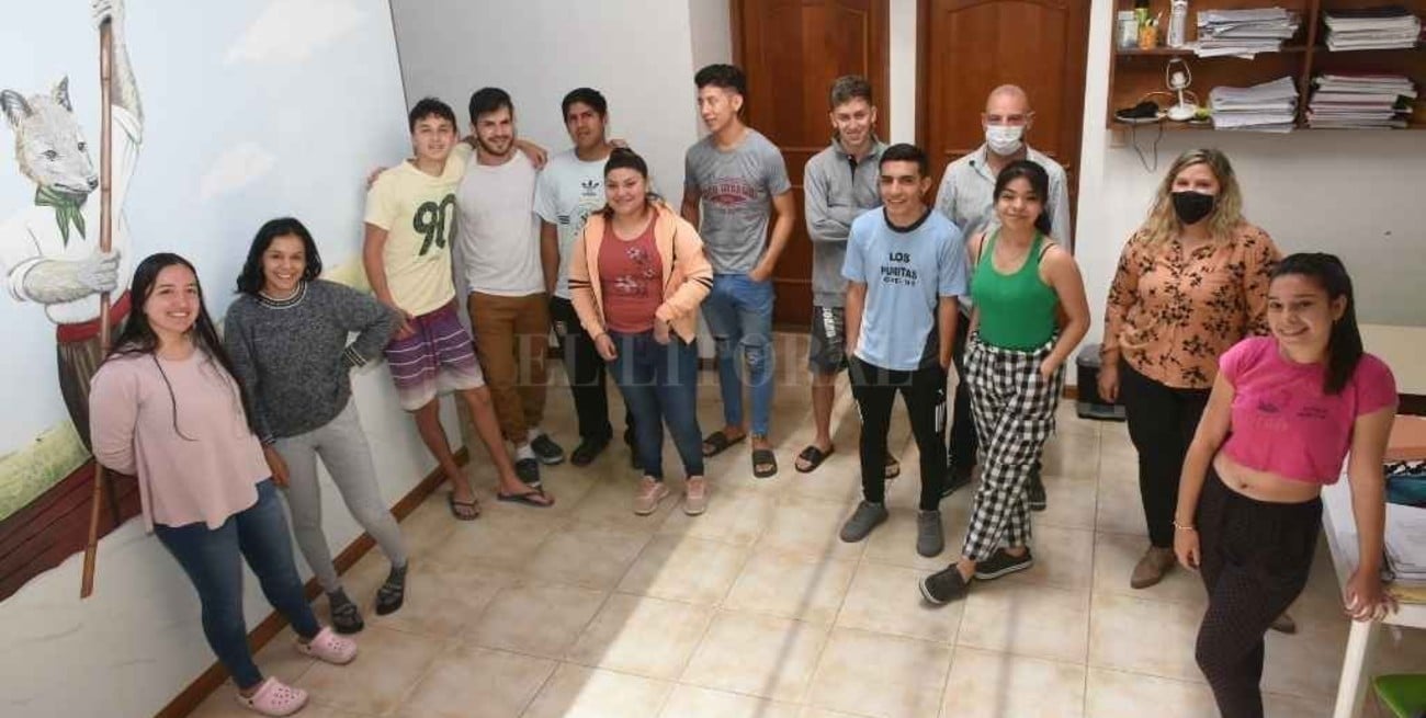 Estudiantes de bajos recursos conviven en una residencia para cumplir su sueño  