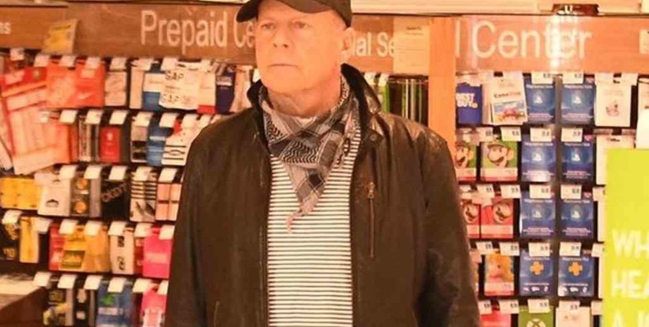 A Bruce Willis lo echaron de una farmacia por negarse a usar barbijo