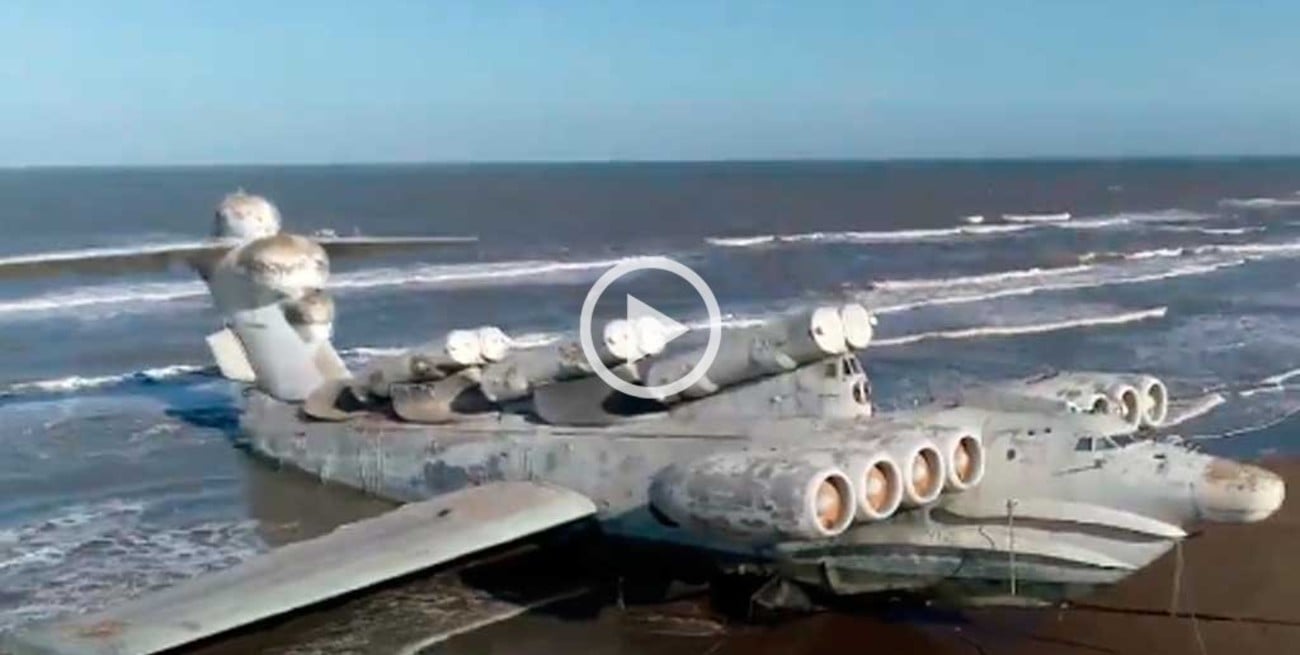 Un drone encontró un avión gigante ruso abandonado en una playa del mar Caspio