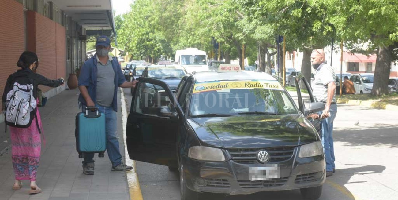 La falta de choferes de taxis hace que no   pueda cubrirse la demanda en Santa Fe 