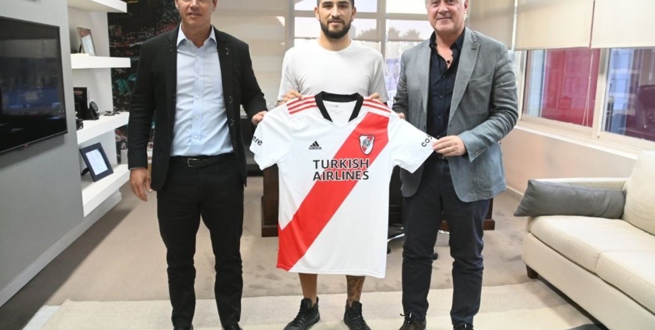 Elías Gómez firmó su contrato con River