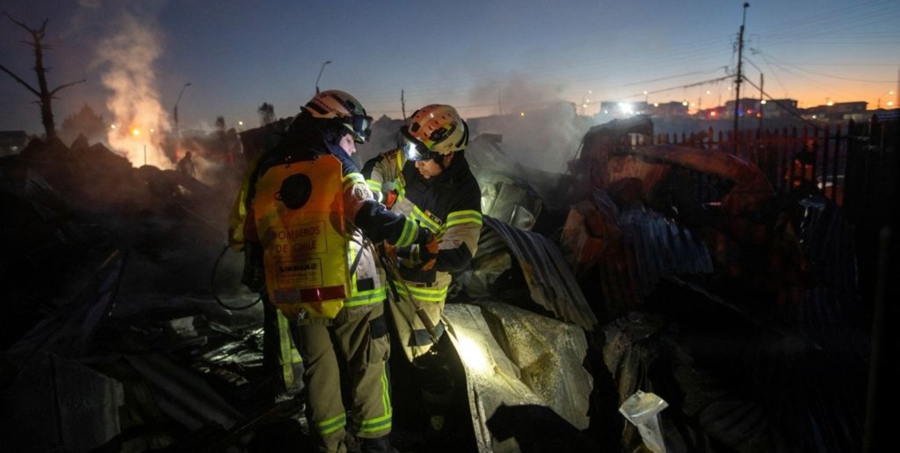 Más de 60 casas dañadas y 100 personas evacuadas por un incendio forestal en el sur de Chile