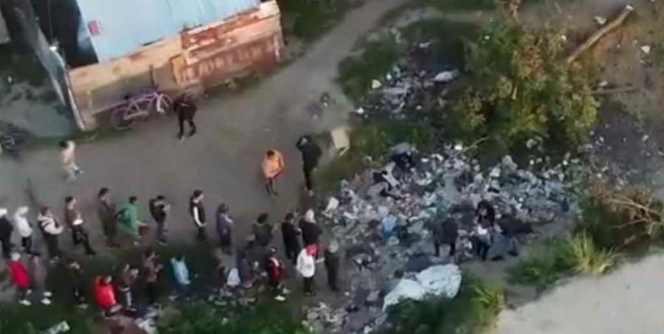 Hacían largas filas al aire libre para comprar drogas en Villa Fiorito y fueron grabados por un drone