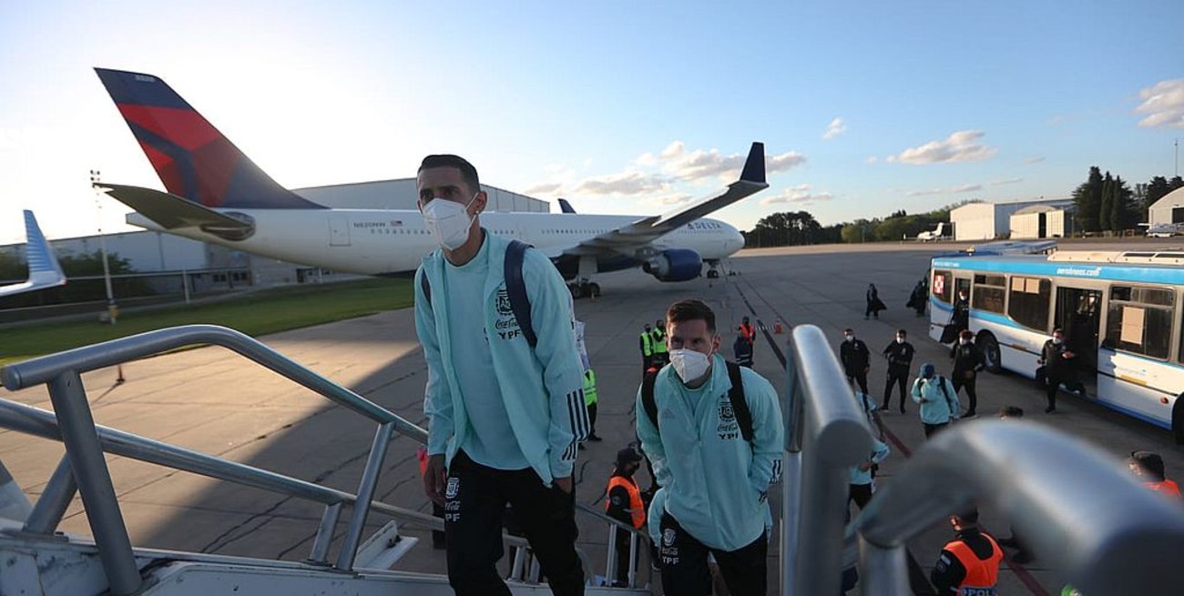 El seleccionado argentino llegó a Asunción para enfrentar este jueves a Paraguay