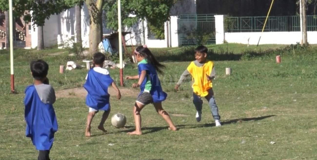 Vecinos de Playa Norte piden calzado para los chicos 
