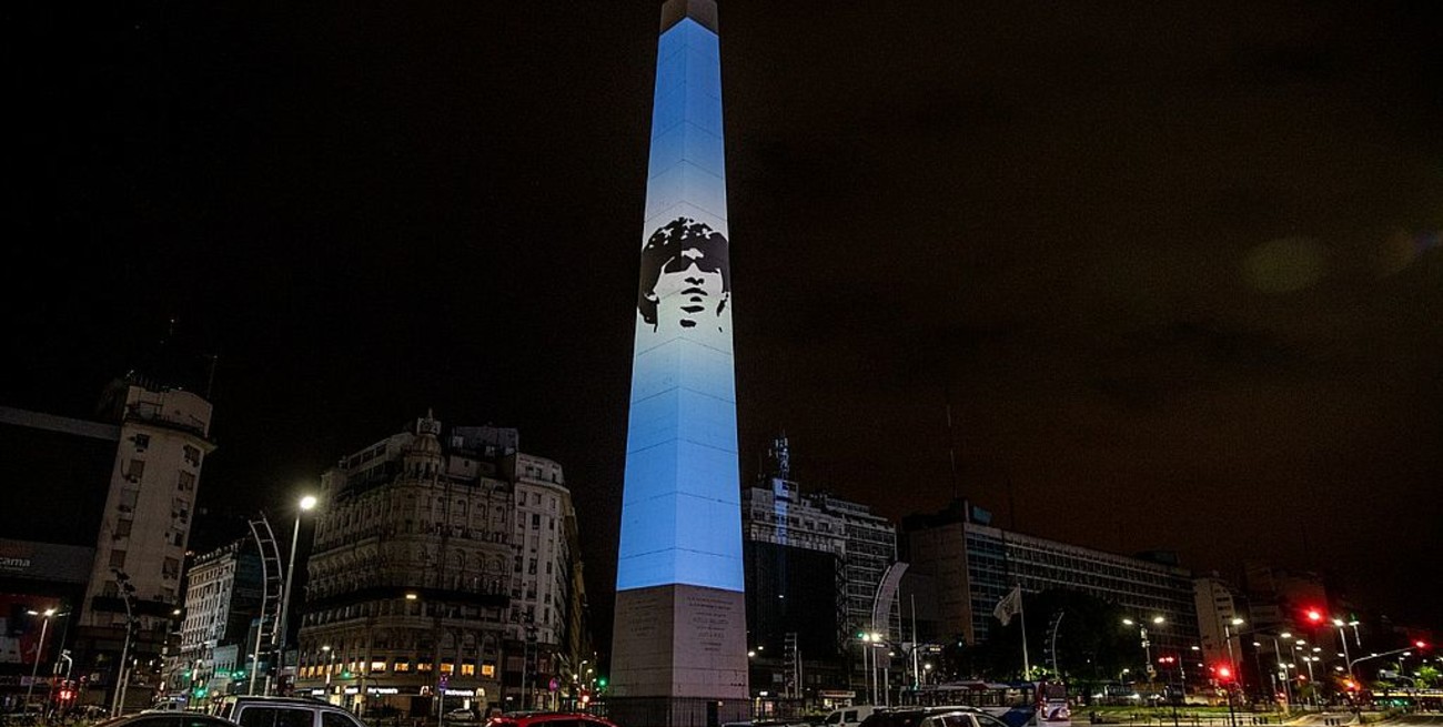 Proyectan la imagen de Diego Maradona sobre el Obelisco