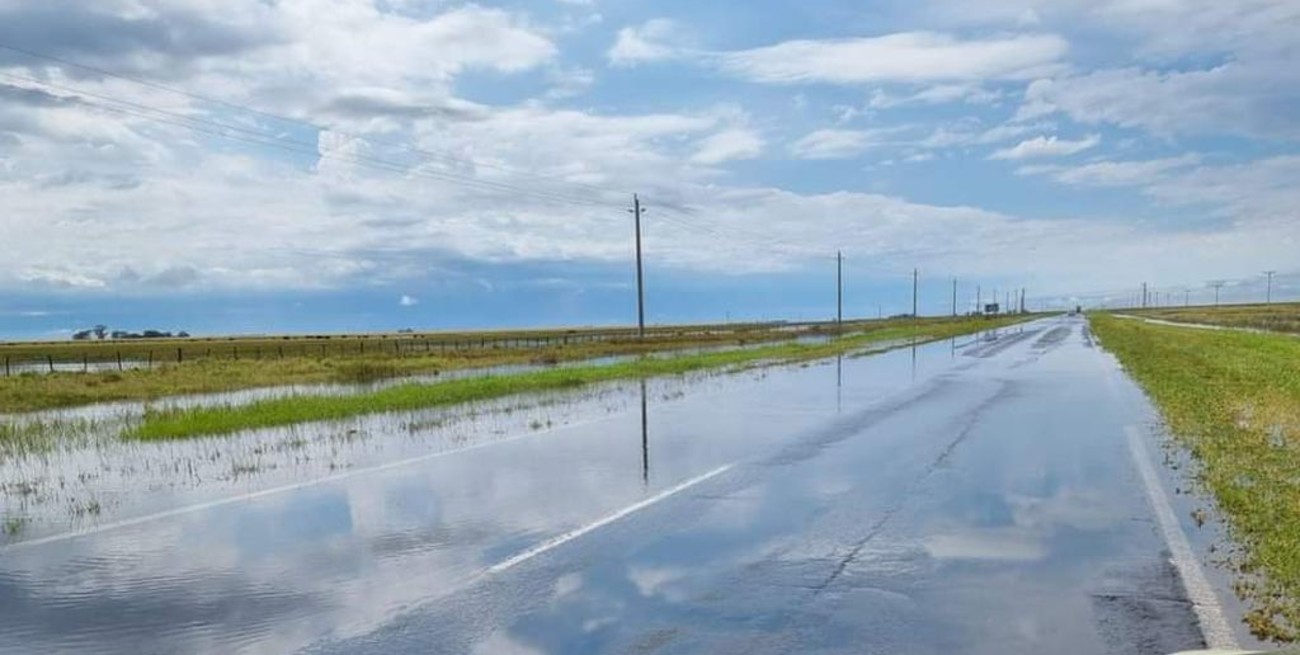 La ruta 7 nuevamente bajo agua por la crecida de la laguna La Picasa