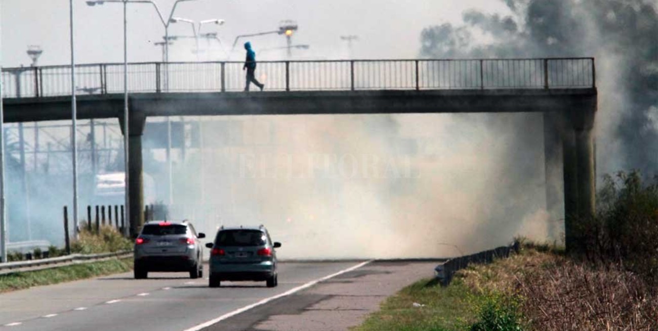 Con avión vigía, helicóptero y lanchas  combaten incendios en zona de islas