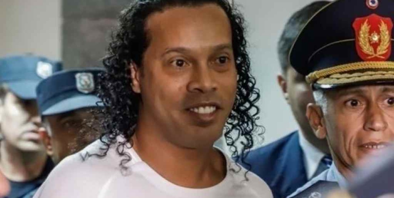 Ronaldinho podría volver a prisión si no paga una deuda que mantiene con una ex pareja 