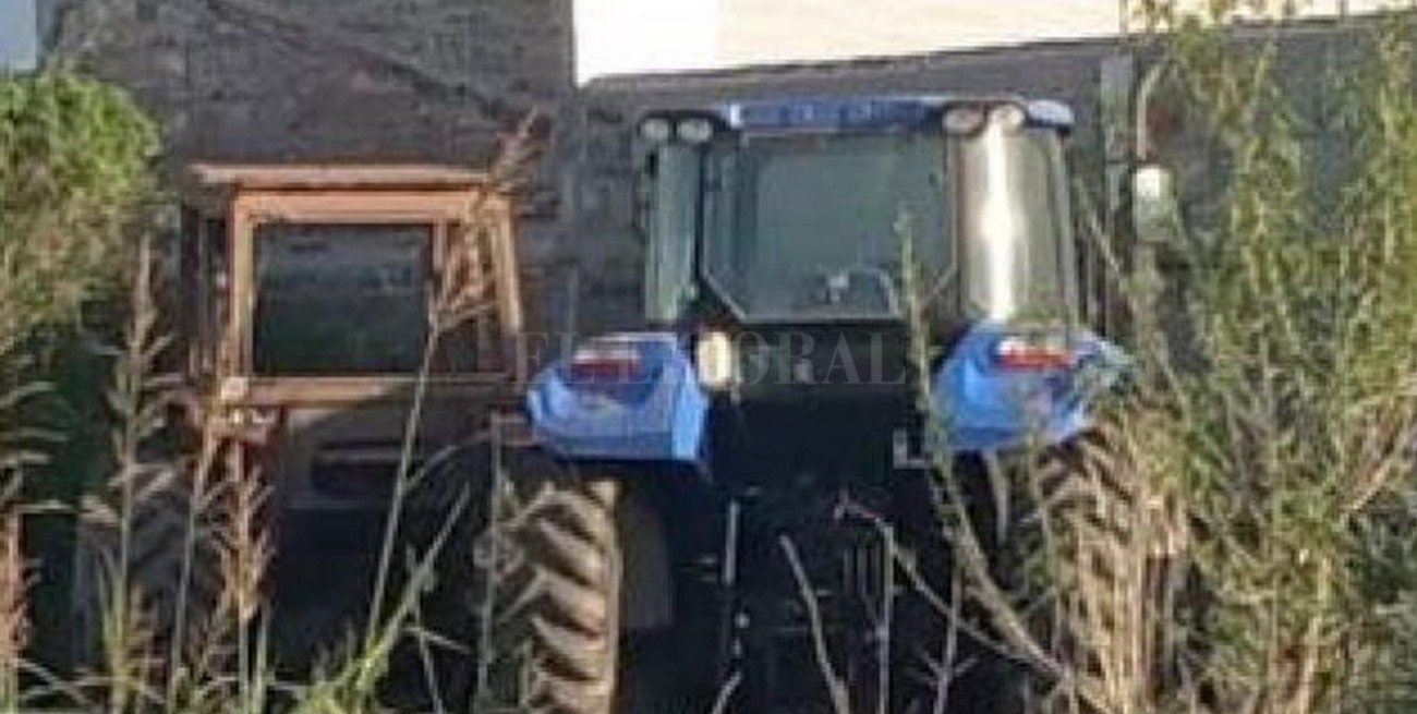 De película: Alquiló un avión y desde el aire encontró dos tractores que le habían robado