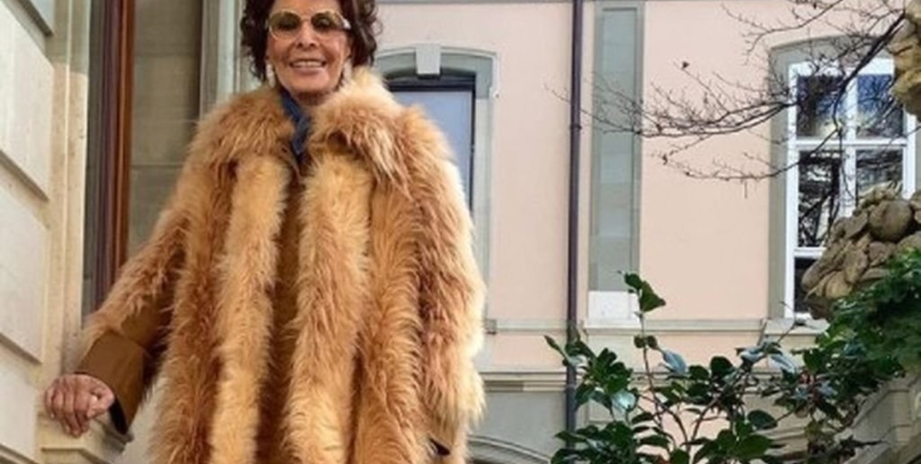 Sophia Loren se sumó a la tendencia de las pieles "veganas" con un impresionante tapado de Stella McCartney 