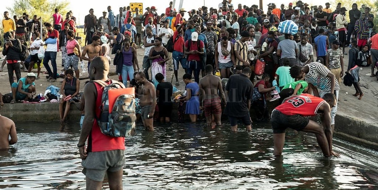 Una pequeña ciudad de Texas tiene a 10.000 migrantes debajo de un puente
