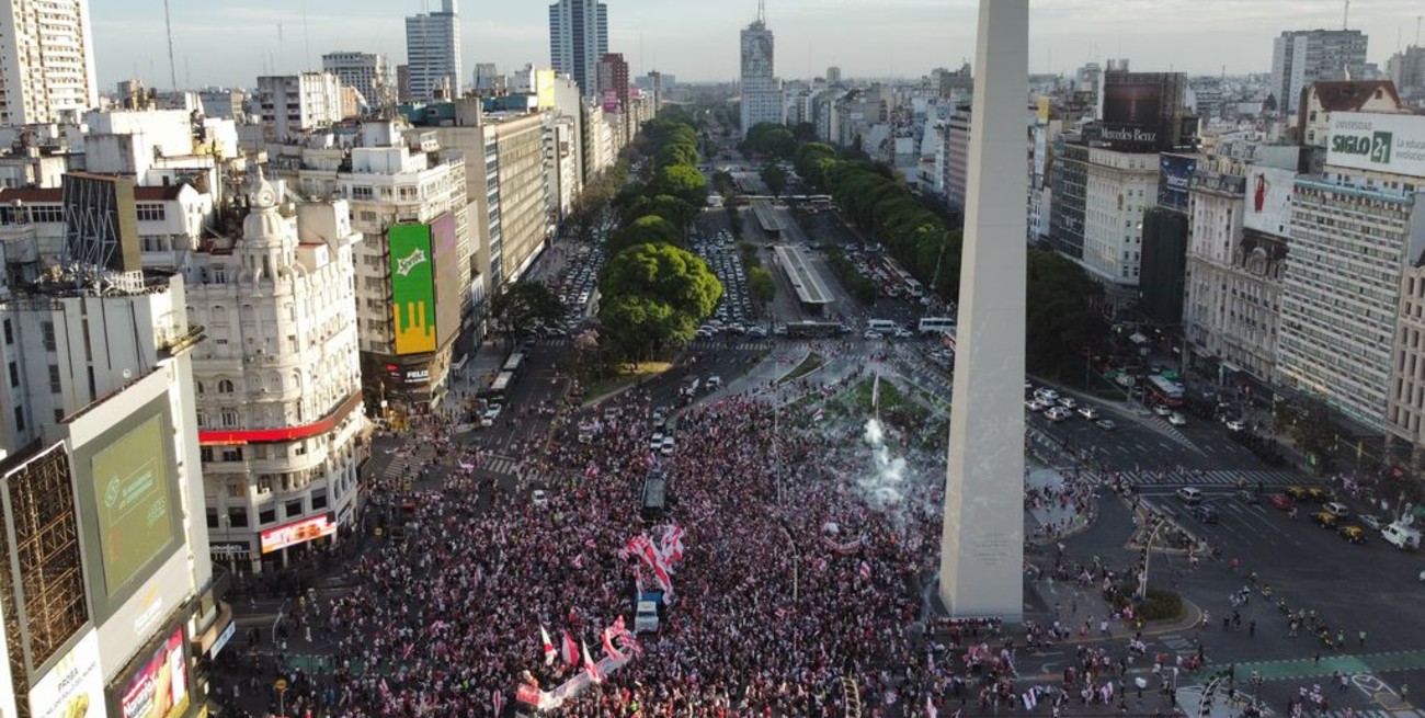 Los hinchas de River celebran el tercer aniversario del triunfo ante Boca en Madrid