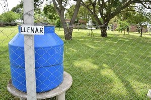 Guillermo Di Salvatore Llenar . Hasta tanto la red de distribución no esté activa, los vecinos seguirán a la espera del camión cisterna que llenará los tanques de cada domicilio.