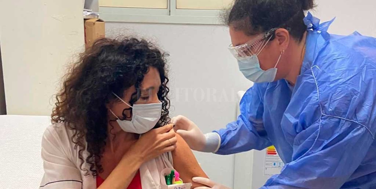 Cómo fue recibir la Sputnik V, en la  piel de dos médicos santafesinos