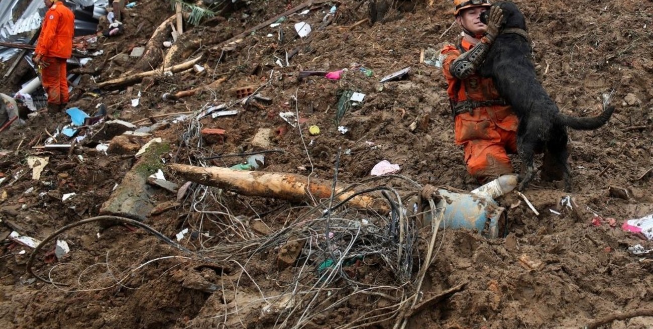 Brasil: ya son 104 los muertos por los derrumbes e inundaciones en Petrópolis