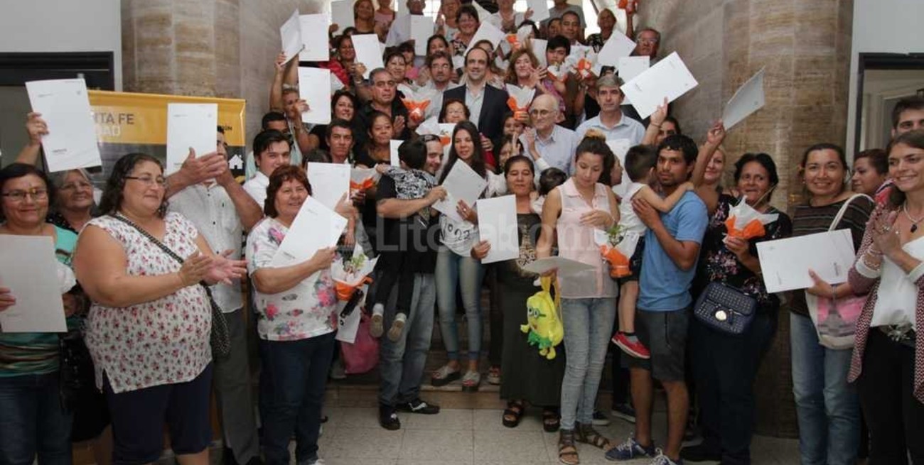 64 familias recibieron las escrituras de sus viviendas