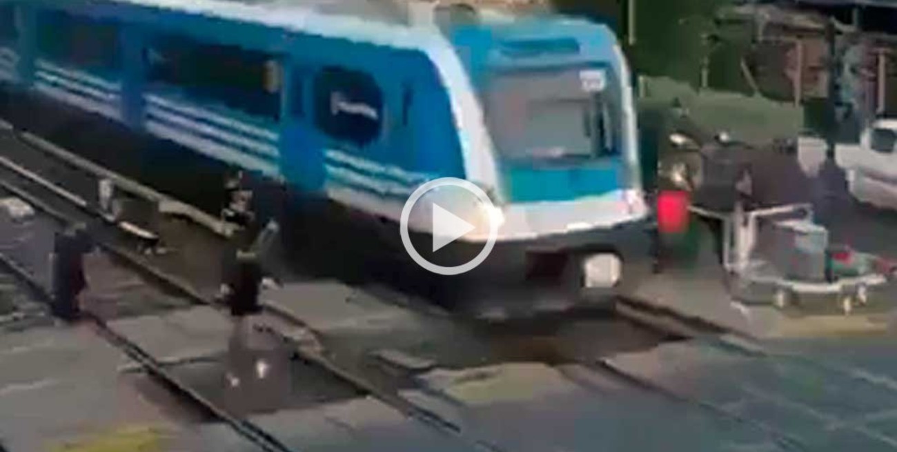 Video: se estaban peleando en las vías y casi los atropella el tren