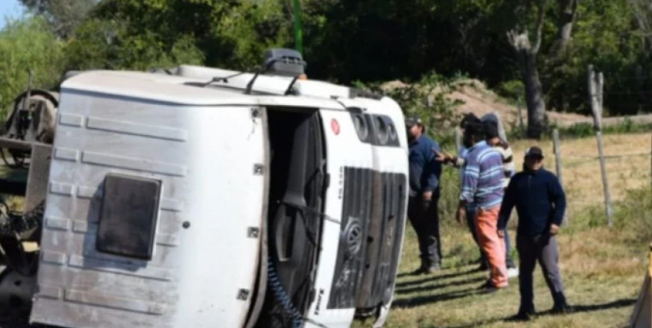 Volcó un camión que llevaba piedras tras chocar con un caballo en Corrientes