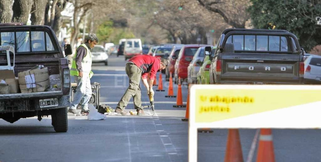 Demarcan los carriles sobre calle Urquiza