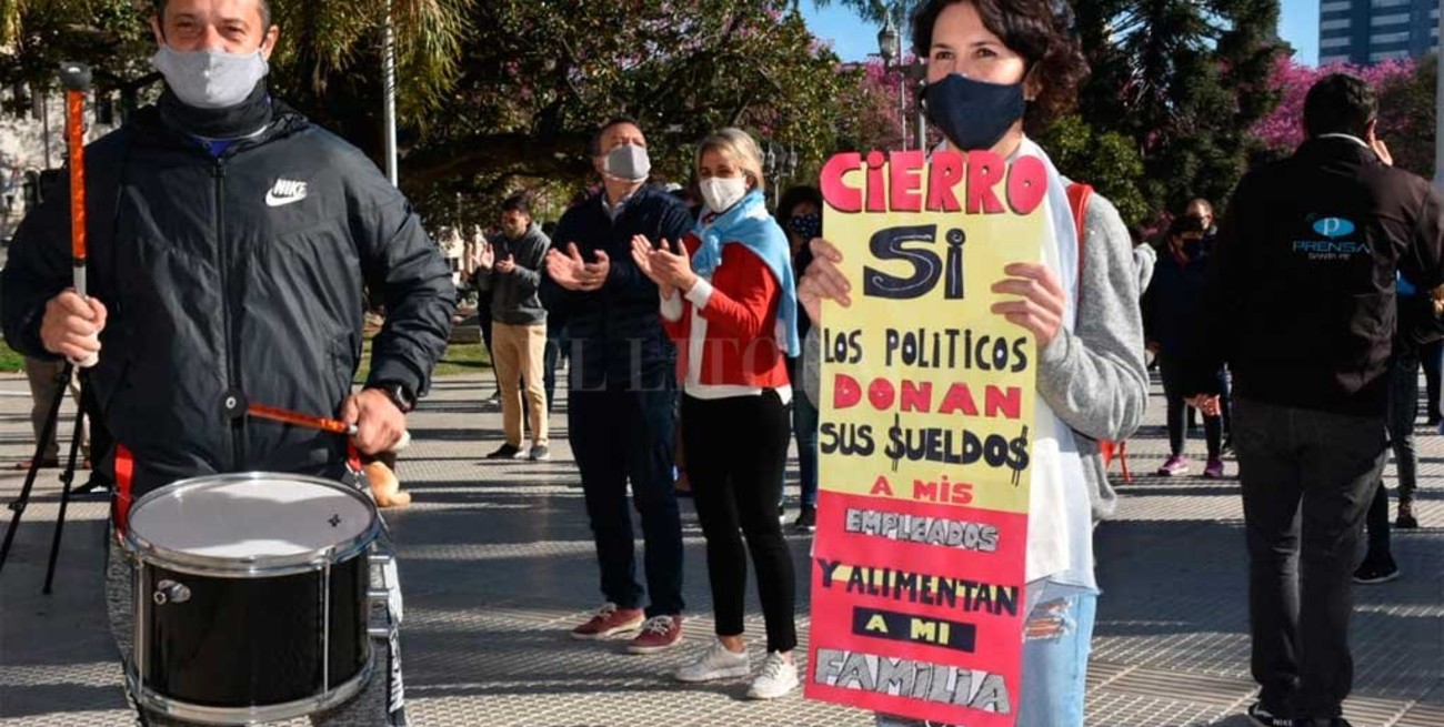 Reclamos frente a Casa de Gobierno: quieren volver a abrir sus puertas