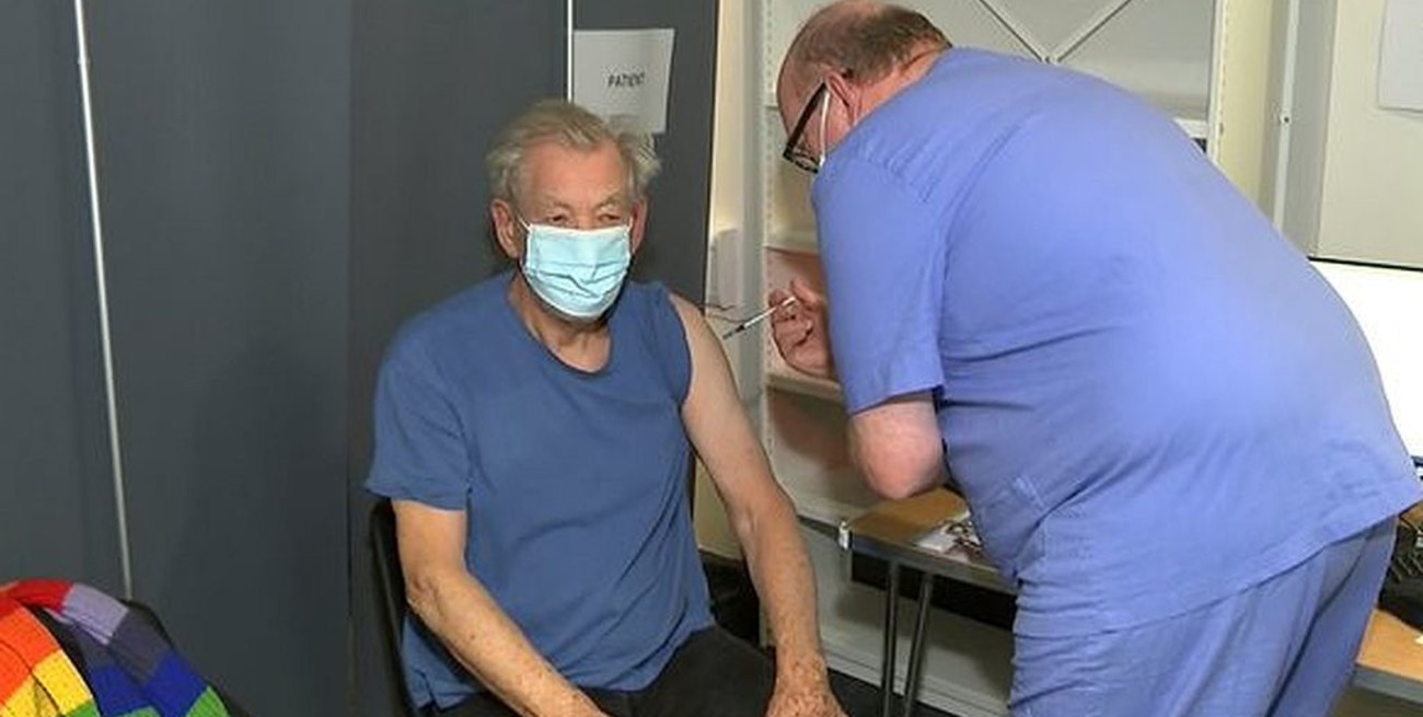Ian McKellen se convierte en el primer famoso en vacunarse públicamente contra el coronavirus