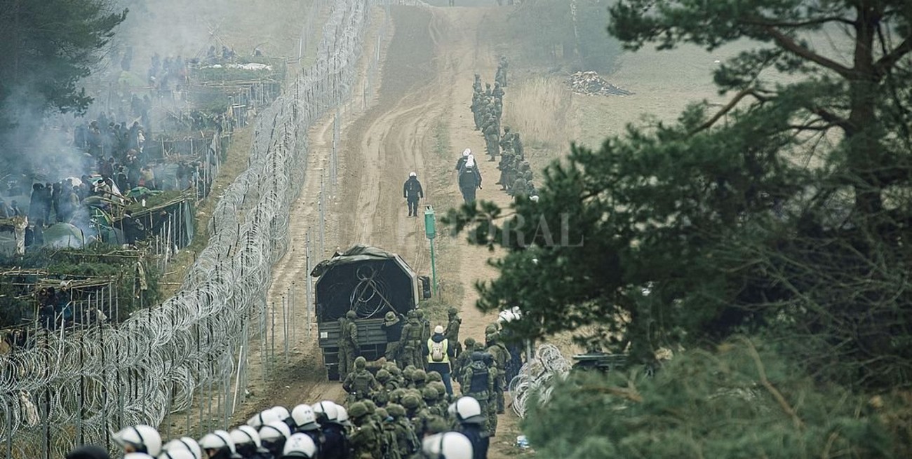 Polonia expulsa más migrantes y advierte que puede cerrar otros pasos fronterizos