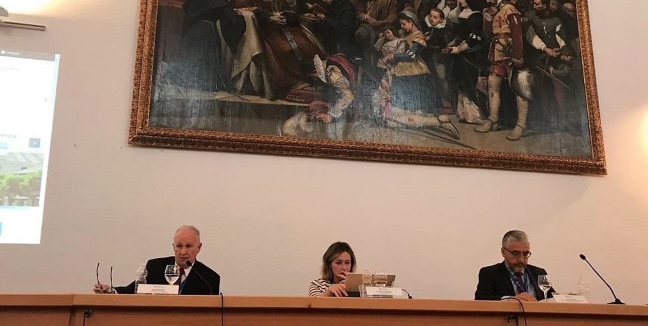 Lamberto disertó en la Universidad española de Alcalá de Henares 