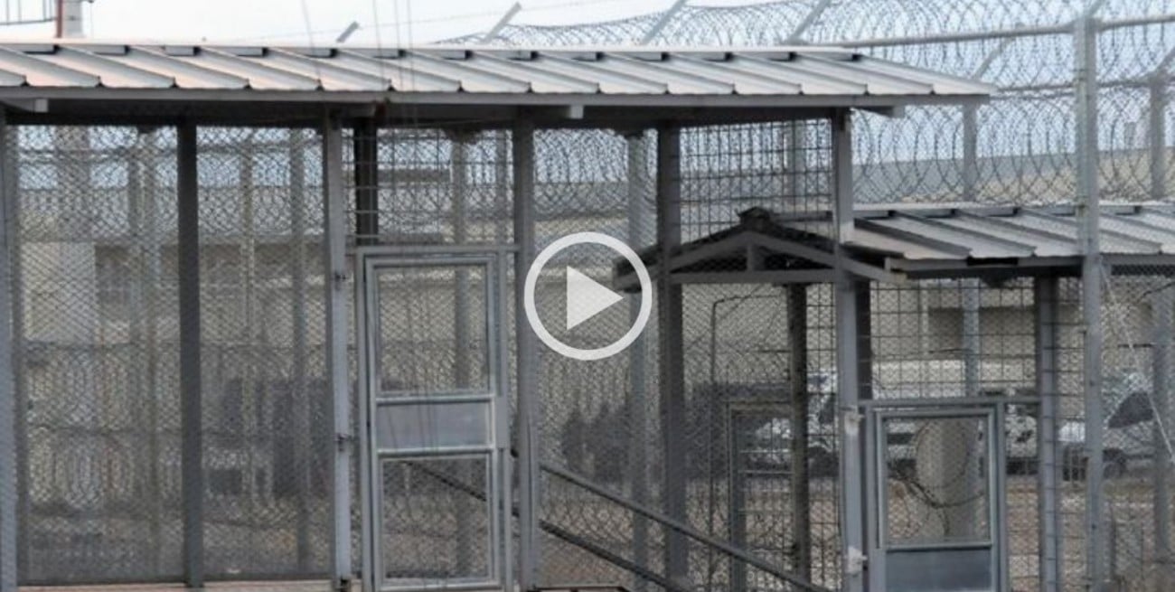 Video: durante más de nueve horas dos penitenciarios fueron  rehenes de los presos en Mendoza