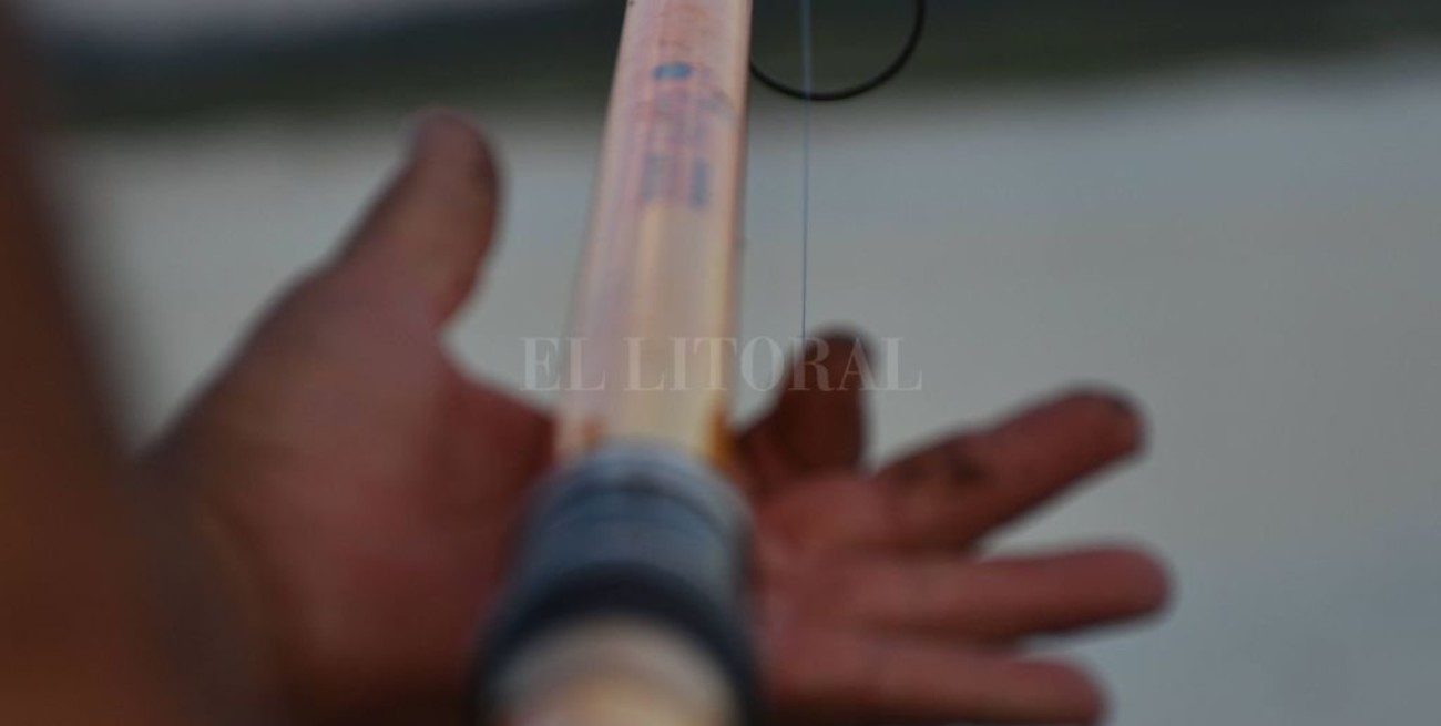 La obligó a correr por el campo desnuda, la filmó y le pegó con una caña de pescar