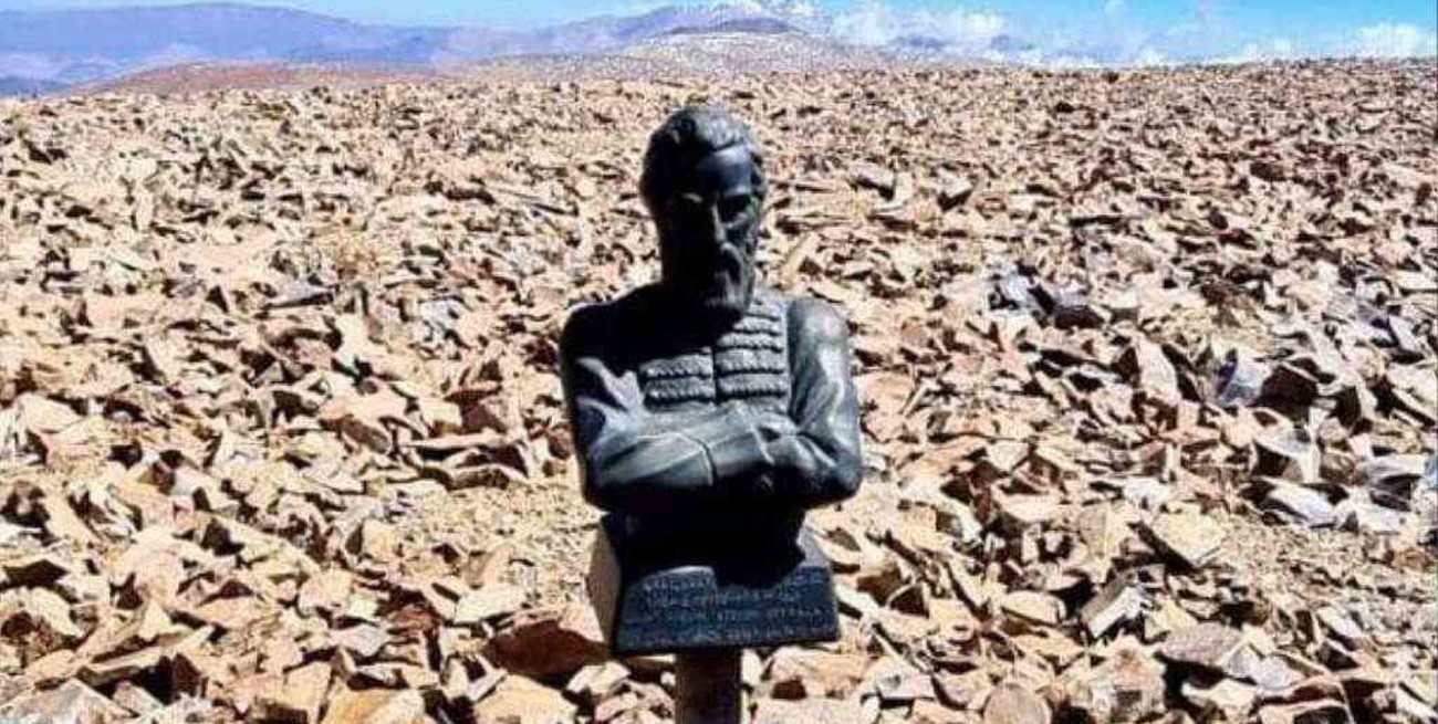 Un homenaje al General Martín Miguel de Güemes se halla en la cumbre del Nevado de Castilla