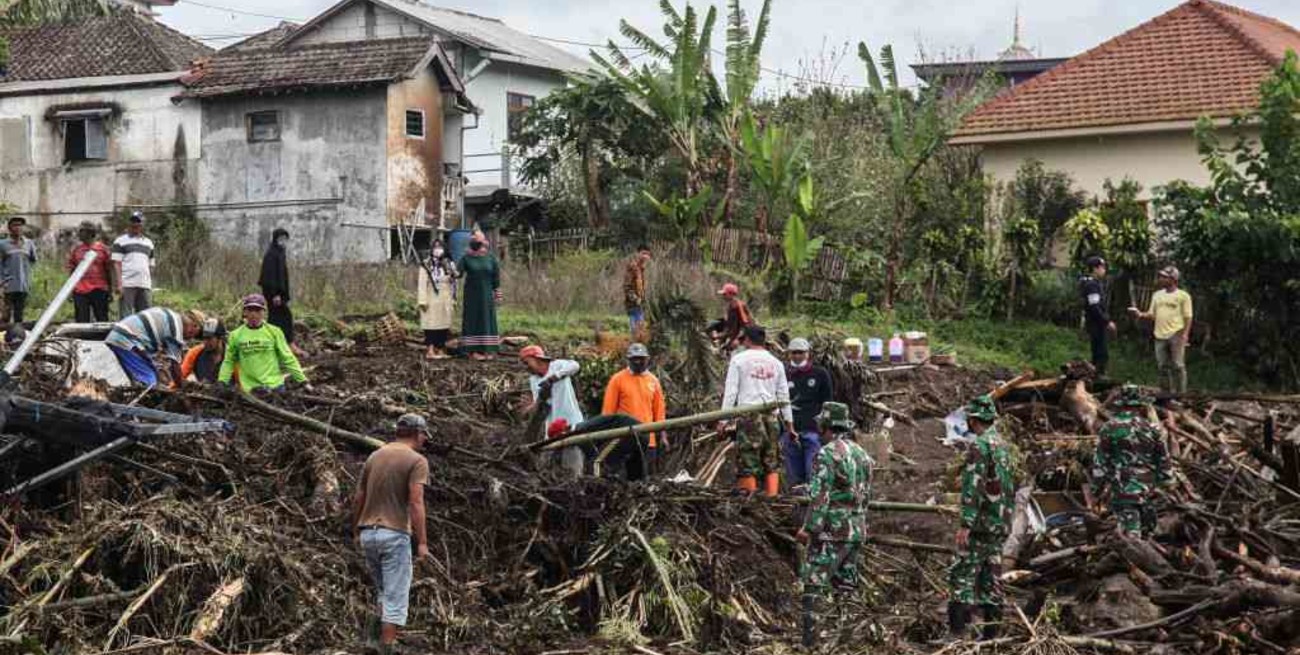 Al menos dos muertos y ocho desaparecidos por la crecida de los ríos en Indonesia