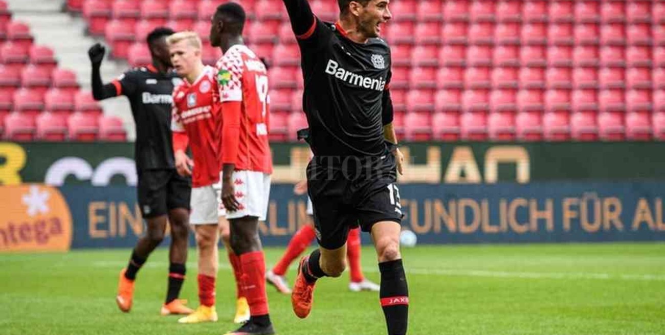 El DT del Bayer Leverkusen elogió a Alario: "Es nuestro delantero goleador"