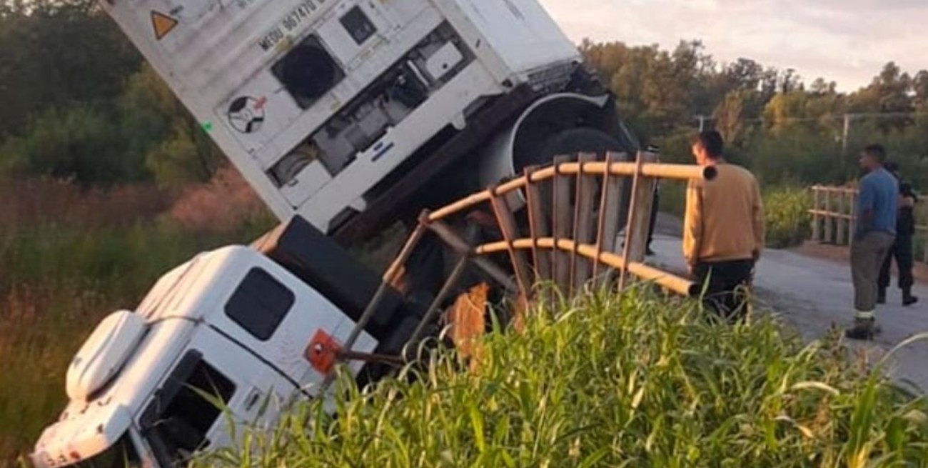 Entre Ríos: un camión quedó "colgado" de un puente en el ingreso a Victoria