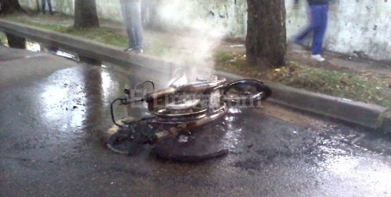 Incendió su moto para que no se la lleven
