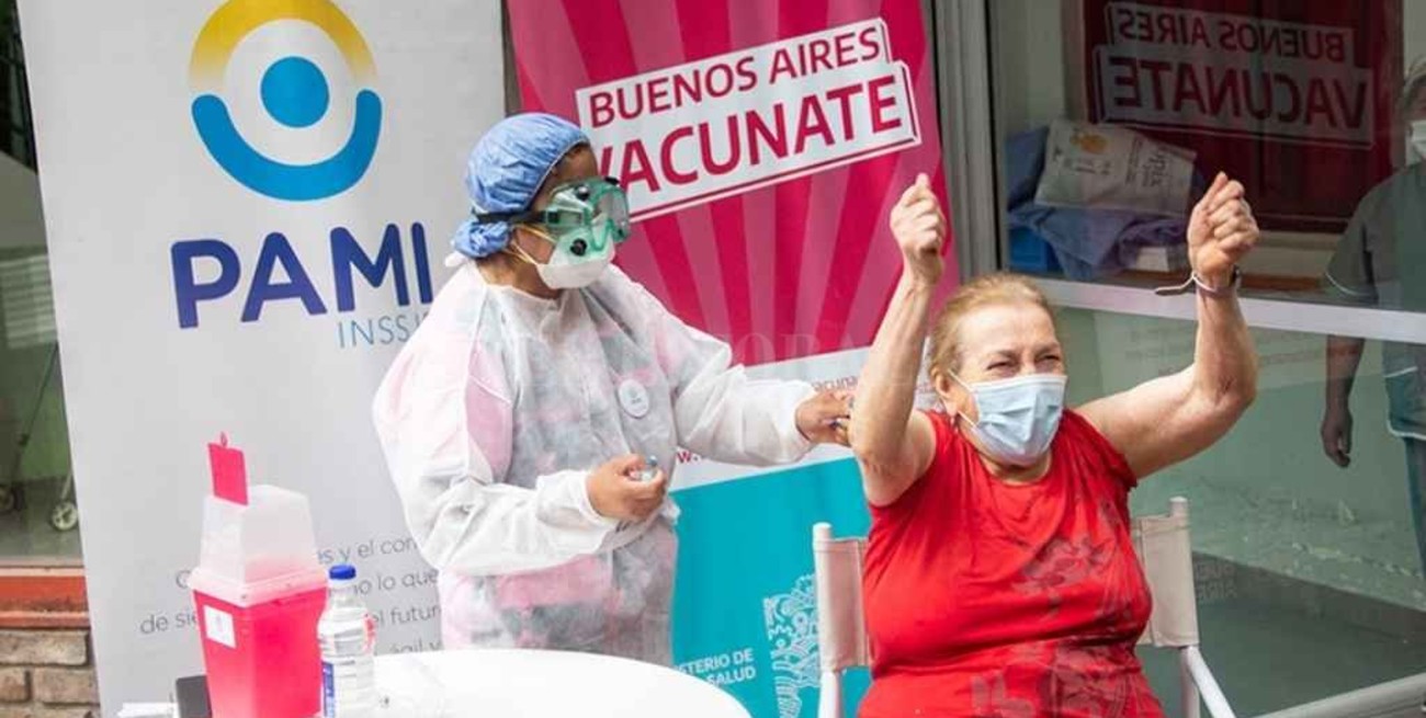 Una mujer de 91 años recibió la vacuna número 100.000 contra el coronavirus en Córdoba