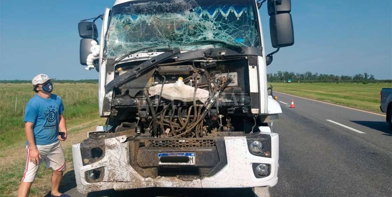 Impactantes imágenes del choque entre un camión y un tractor que dejó dos heridos