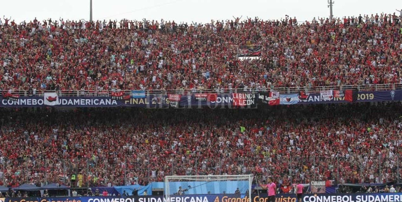 La voz del estadio en La Olla: "Hice finales de Copa Libertadores pero no vi otra hinchada parecida a la de Colón"