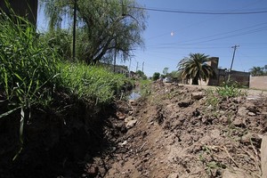 Mauricio Garín Insalubre. Las zanjas a cielo abierto constituyen un reclamo en el barrio ya que, por más limpias que se mantengan, son focos de contaminación y generan malos olores.